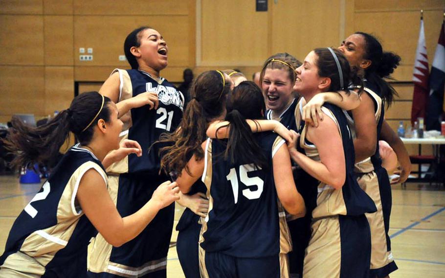 The Heidelberg girls basketball team celebrates after its 32-31 Division I championship victory over the Ramstein Royals.