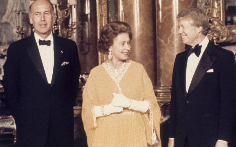 Jimmy Carter smiles at Queen Elizabeth.