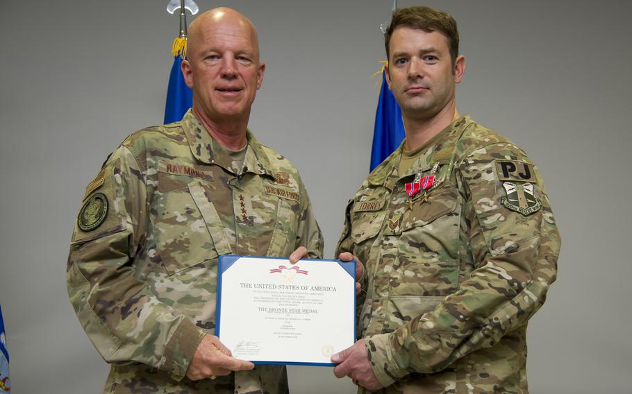 Pararescueman pins Bronze Star with valor > Joint Base San Antonio > News