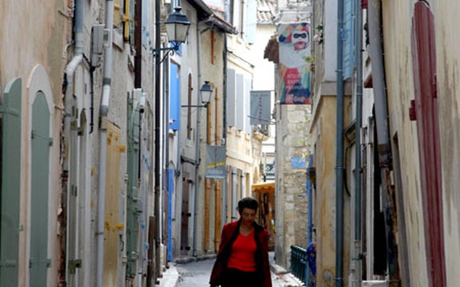 A mundane chore, such as carrying home groceries, becomes a beautiful scene in the narrow lanes of St.-Rémy-de-Provence.