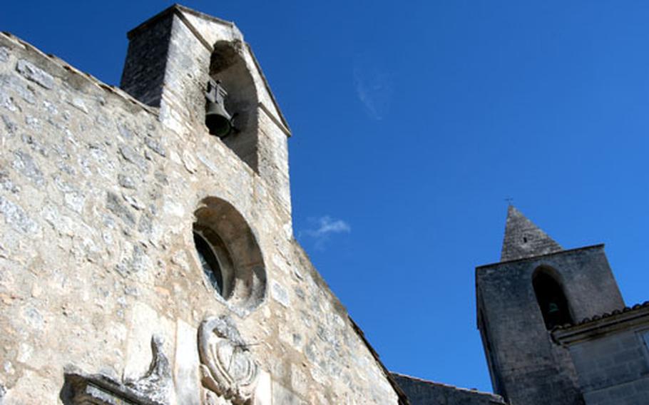 The 17th-century Chapelle (chapel) des Penitents Blancs and the 12th-century church Église St-Vincent in Les Baux.