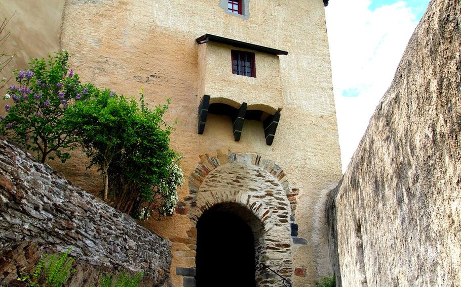 Above the arched entrance at the third gate, the "Schartentor" (Notches Gate), there is a machicolation, a small balcony from which castle defenders would drop stones onto attacking enemies.