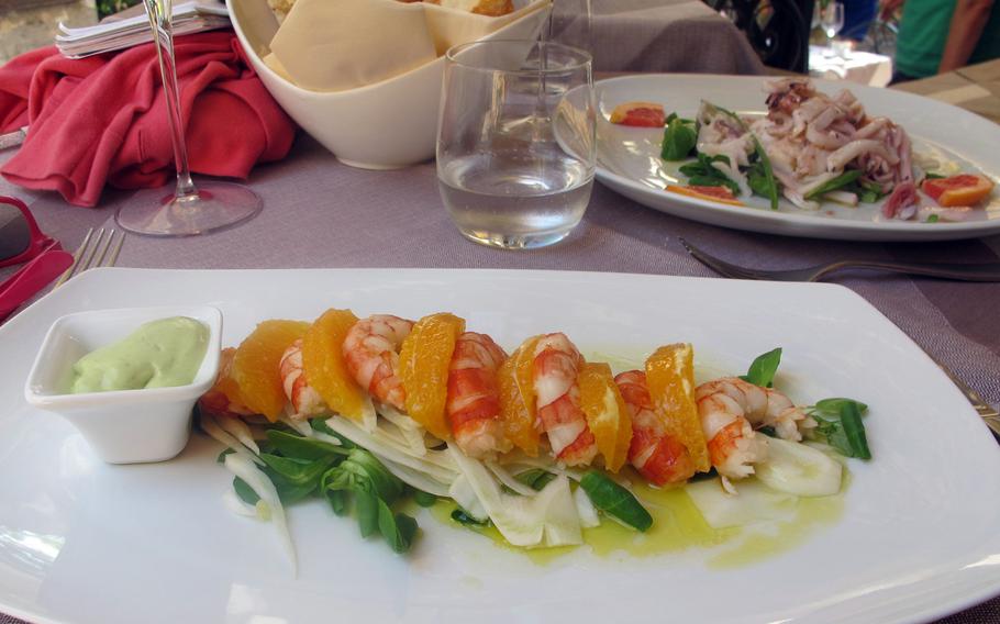 Restaurants abound in the village of Sirmione, many of them offering fresh, light cuisine, as well as pasta and pizza. Here's an appetizer of shrimp with orange and fennel slices. I'm still not sure what the green sauce was. Avocado?